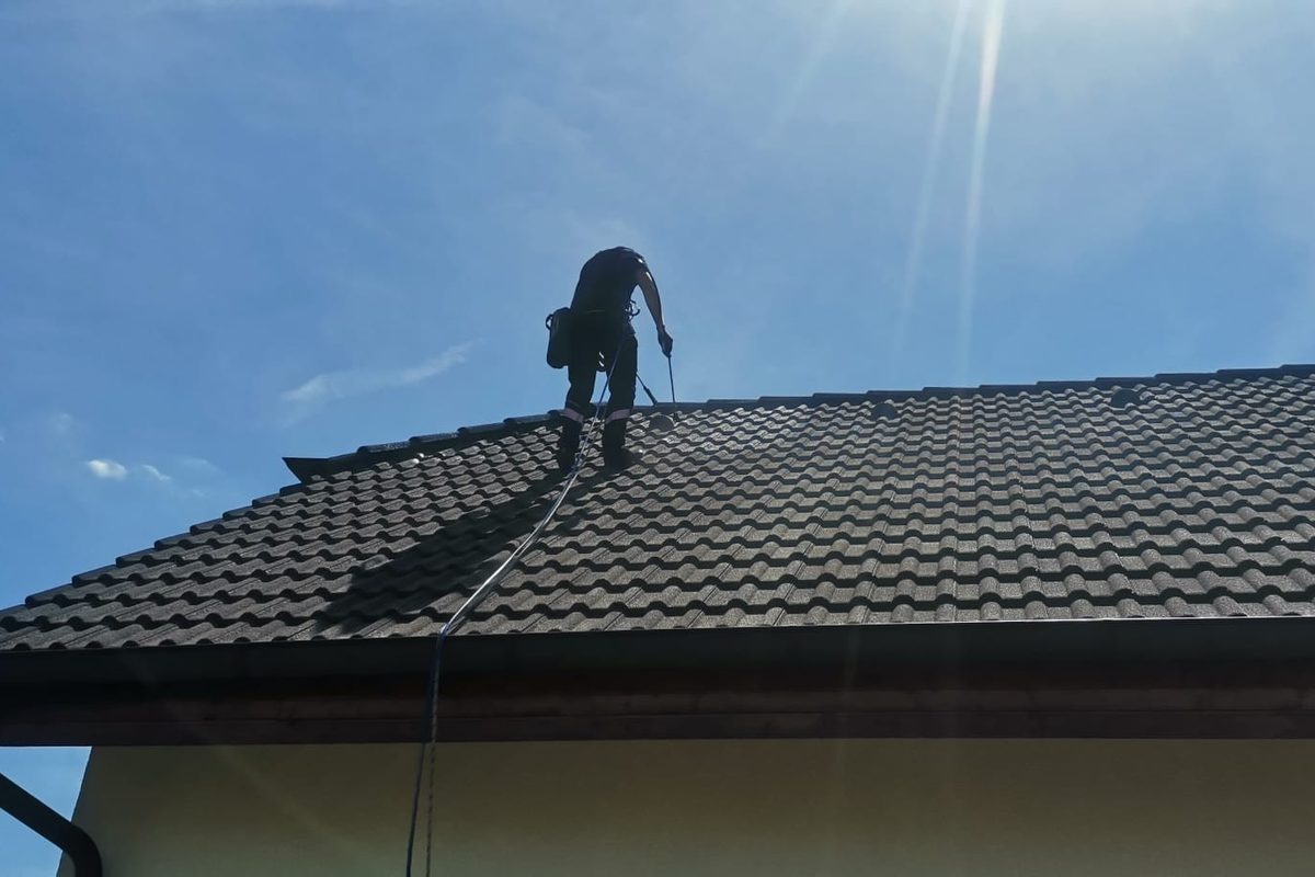 Práce na střeše rodinného domu se zajištěním proti pádu