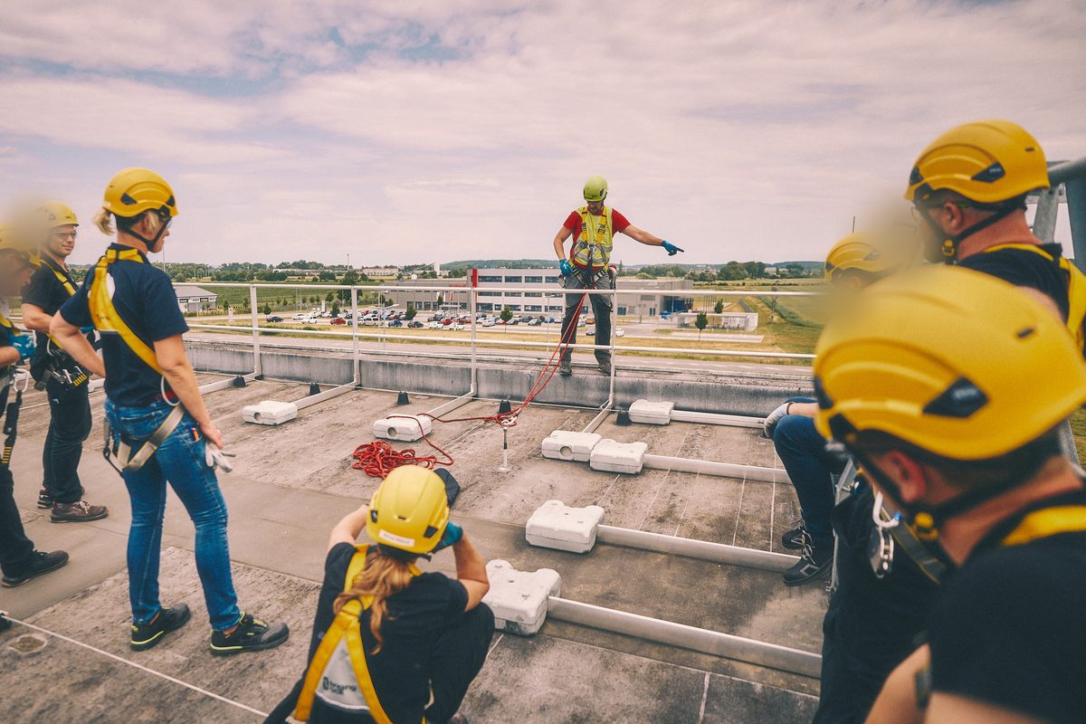 Školení práce ve výškách na ploché střeše – nácvik s dočasným kotvicím zařízením