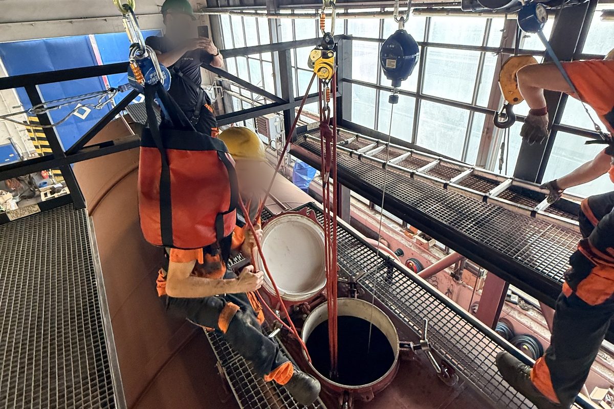 Trojnožka s navijákem nad vstupním otvorem – školení vstupu do stísněných prostorů, Wagon Services